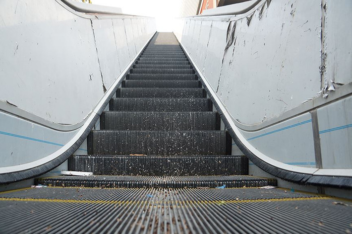 Thang cuốn đưa hành khách lên nhà ga, tuy nhiên thang không có mái che nên phần nào phương an giữ vệ sinh hoặc mua bẩn sẽ ảnh hưởng đến trang thiết bị.