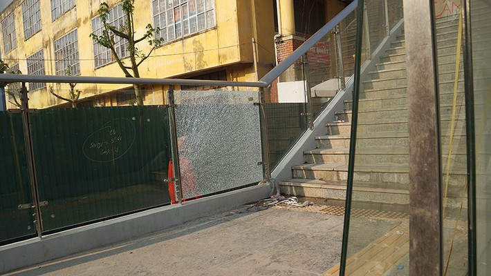 Tấm kính lan can bị vỡ vẫn chưa được thay mới.