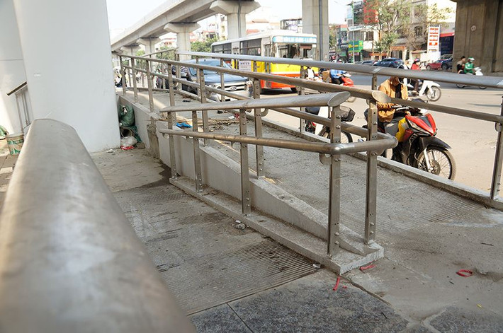 Chỉ còn hơn 1 tháng nữa dự kiến sẽ đưa vào khai thác, tuy nhiên một số hạng mục nhỏ ở nhiều nha ga vẫn nhếch nhác, bẩn thỉu.