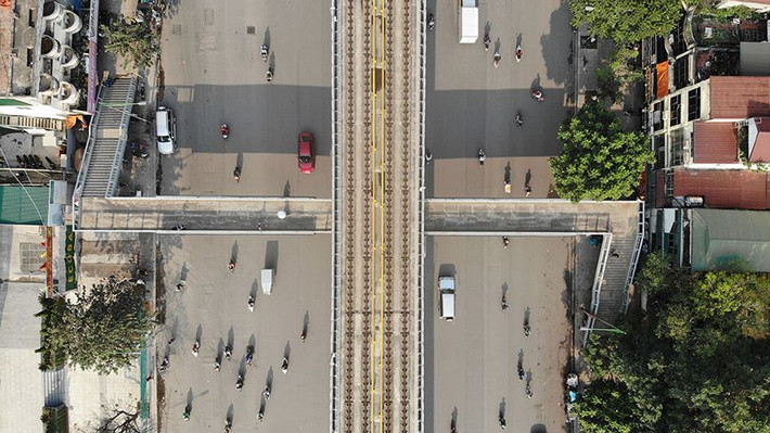 Để vận hành các đoàn tàu, Metro Hà Nội sẽ sử dụng 651 nhân sự. Thời gian đầu, sinh viên tình nguyện hướng dân khách lên, xuống tàu