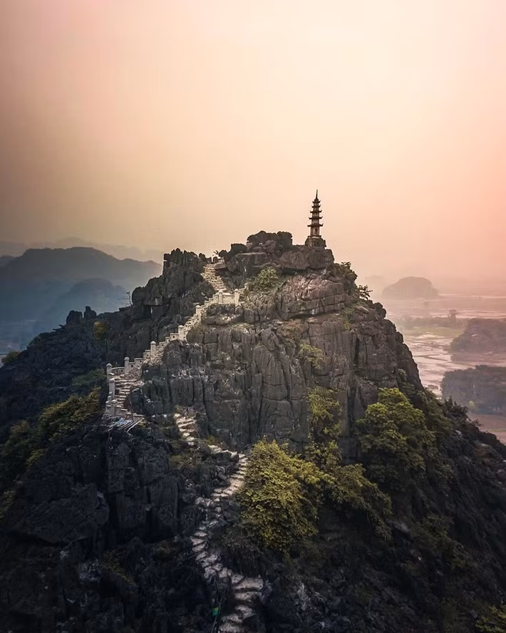 Những bậc thang mang màu sắc cổ kính rêu phong cùng khung cảnh hùng vỹ xung quanh khiến Hang Múa trở thành điểm 'sống ảo' nổi nhất miền Bắc thời gian qua. (Ảnh: CTV/Vietnam+)