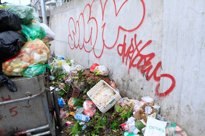 Cùng với vẽ graffiti, nhiều khu vực tập kết rác thải trên con đường mới mở này cũng khiến người dân không hài lòng