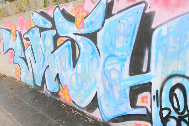 Cũng có nhiều ý kiến cho rằng, vẽ graffiti này là một hình thức trang trí khá lạ mắt và độc đáo.