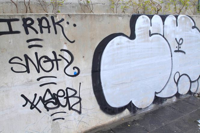 Trước đây, Hà Nội cũng xuất hiện nhiều hình vẽ graffiti ở một số công trình như hầm Đại lộ Thăng Long...Sau đó, lực lượng chức năng đã xóa bỏ nhiều lần các hình vẽ này