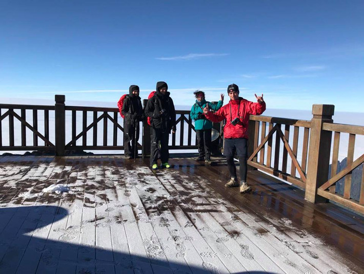 Nhiều du khách đến chụp ảnh lưu lại khoảnh khắc tuyệt vời này.