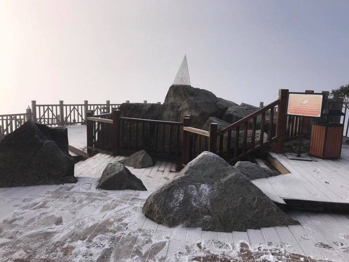 Các nhân viên khu du lịch Sun World Fansipan Legend cho biết, hiện tượng băng giá đã xuất hiện do nhiệt độ xuống thấp khoảng 2,5 độ C. Theo Trung tâm Dự báo Khí tượng Thuỷ văn Quốc gia, việc băng tuyết rơi là do do ảnh hưởng của đợt không khí lạnh tràn về.