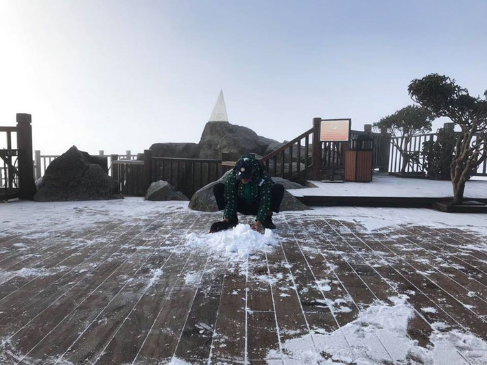 Các bạn trẻ thích thú nghịch tuyết.