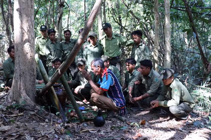 Già làng Siu Tới, làng Ograng, xã Ia Pếch, huyện Ia Grai cùng bà con, dân quân tự vệ, lực lượng kiểm lâm đang tiến hành thực hiện nghi lễ cúng Rừng. (Ảnh: Hồng Điệp/TTXVN)