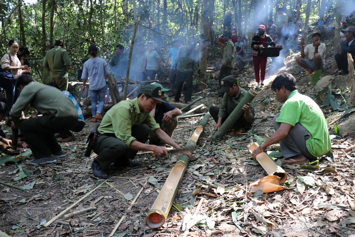 Cây lồ ô được khoét rãnh để đựng thức ăn cúng thần Rừng. (Ảnh: Hồng Điệp/TTXVN)