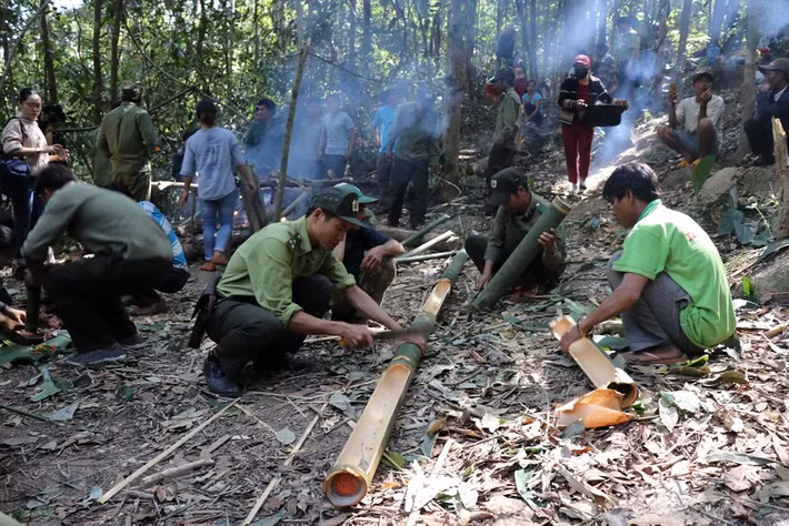 Cây lồ ô được khoét rãnh để đựng thức ăn cúng thần Rừng. (Ảnh: Hồng Điệp/TTXVN)