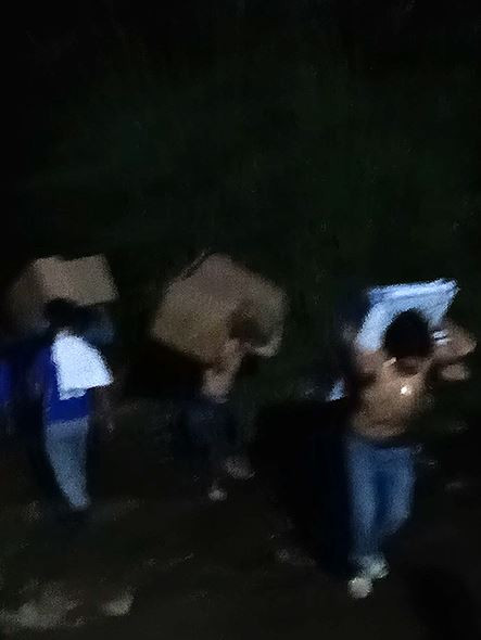 Trời mưa rét, nhưng với tần suất lớn, nhiều cửu vạn cởi trần, cắn răng bốc vác hàng