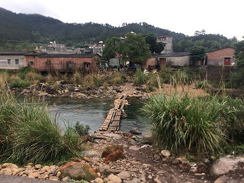 Còn đây là cảnh vắng tanh khi nhìn từ Việt Nam sang Trung Quốc lúc đoàn tới kiểm tra