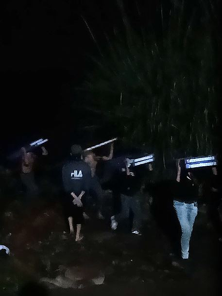 Trong vai cửu vạn, phóng viên ghi nhận, mỗi đêm, tại khu vực biên giới gần Cửa khẩu Hoành Mô, huyện Bình Liêu (Quảng Ninh), cửu vạn nườm nượp bốc vác hàng lậu từ bên kia Trung Quốc về Việt Nam