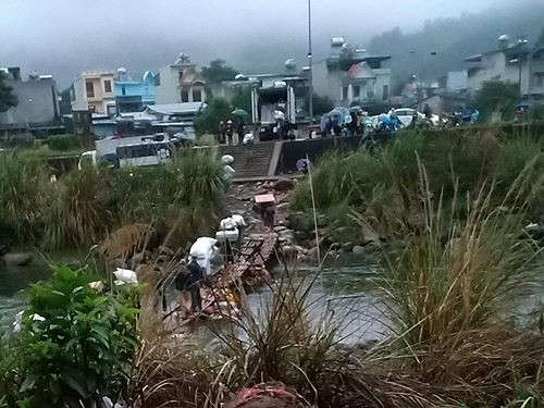 Đây là cảnh buôn lậu nườm nượp bốc vác hàng lậu trước đó từ phía Trung Quốc về bờ Việt Nam