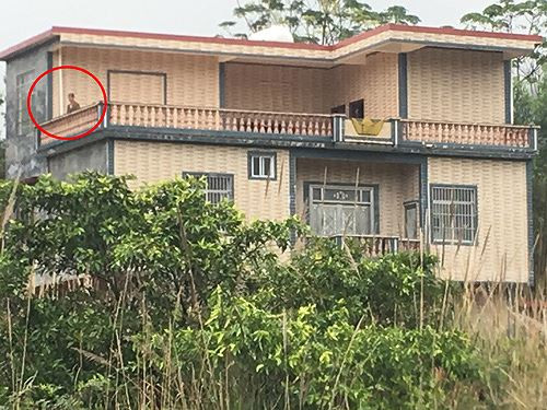 Một đối tượng lạ xuất hiện ở tầng 3 ngôi nhà bên kia biên giới Trung Quốc, ngay khi phóng viên và mấy cán bộ biên phòng có mặt ở bờ suối giáp ranh 2 nước