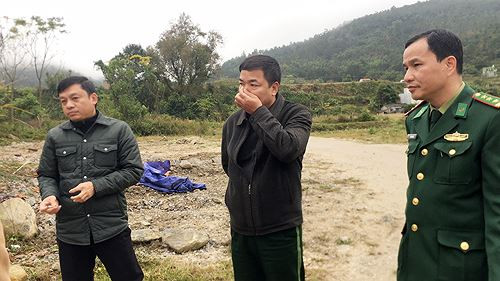 Phóng viên đã đề nghị ông Nguyễn Thế An (đang giữ quyền Trưởng Đồn Biên phòng Cửa khẩu Hoành Mô) và ông Bùi Quang Hạnh (Chính trị viên đồn này) cùng trực tiếp xuống hiện trường ở khu vực suối con Rắn, xã Hoành Mô kiểm tra