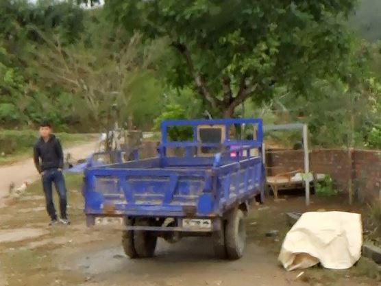 Phía ngoài sân, vẫn còn chiếc xe ba gác chở gạch trước đó phóng viên ghi nhận được