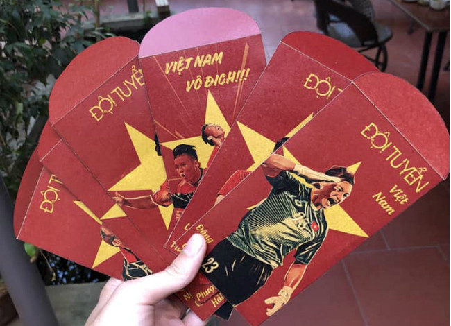 Theo chị Thu Hường (Tây Hồ, Hà Nội), mẫu bao lì xì này được khá nhiều bạn trẻ lựa chọn. “Cứ 10 người hỏi mua thì đến 8 người chọn mẫu này”, chị cho hay. 