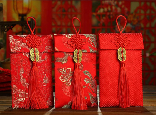 Điểm đặc biệt của bao lì xì này là có thể sử dụng lâu dài và đựng nhiều vật dụng nhỏ khác trong bao mà không sợ bị rách. Loại bao lì xì này giá khá cao, dao động từ 35.000 – 50.000 đồng/chiếc.