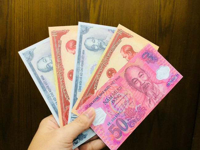 Hiện, chúng được rao bán tràn ngập trên mạng xã hội. Giá dao động từ 2.500-7.000 đồng/chiếc (tùy thuộc vào chất liệu giấy). 