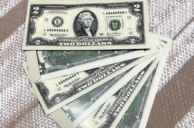 Các bao lì xì in hình tờ tiền nước ngoái cũng được nhiều người lựa chọn cho dịp Tết Nguyên đán này. 