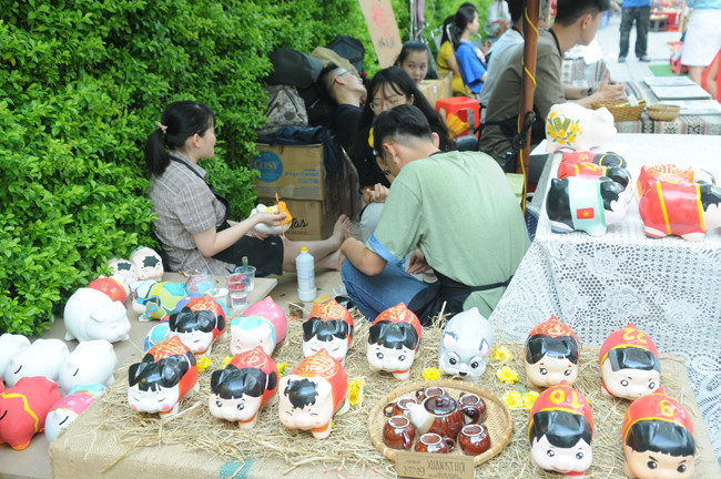 Những chú heo đất đáng yêu với nhiều màu sắc được bán tại phố ông Đồ.