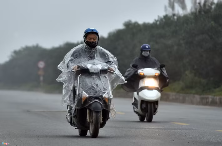 Màn sương dày dẫn đến hiện tượng mù hóa sang mưa. Người dân phải mặc áo mưa và bật đèn khi di chuyển trên đường.