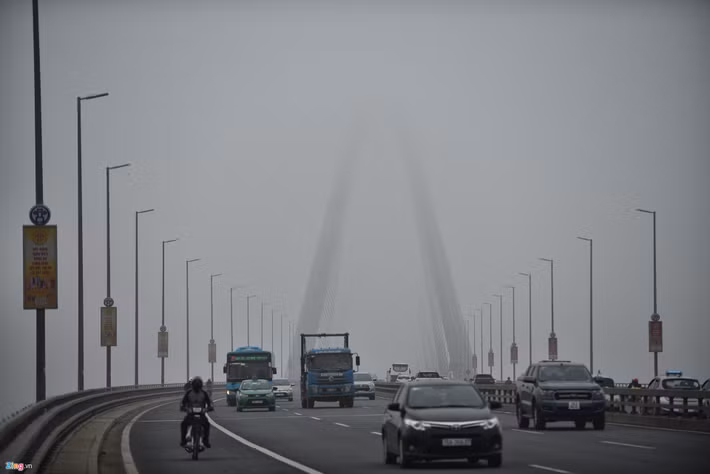 Các nhịp của cây cầu Nhật Tân cũng dường như biến mất. Ở khu vực ven sông độ ẩm cao hơn nội thành nên càng về trưa, hiện tượng mù càng mạnh