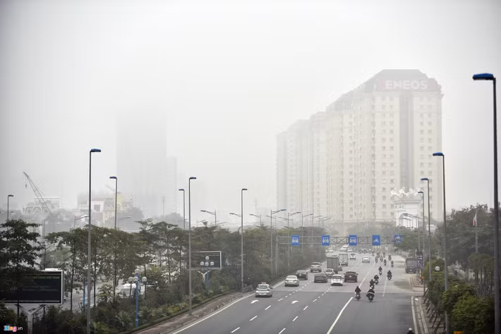 Một số toà chung cư cao tầng trên đường Võ Chí Công không quan sát được từ xa như bình thường. So với tuần trước, thời tiết ở Hà Nội và các tỉnh phía Bắc đã ấm lên nhiều. Nhiệt độ ở thủ đô dao động từ khoảng 17 độ C đến trên 20 độ C, kèm mưa nhỏ.