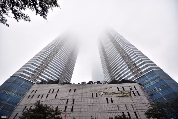 Phần nóc của các toà nhà chọc trời như Keangnam gần như không thể quan sát từ dưới chân.