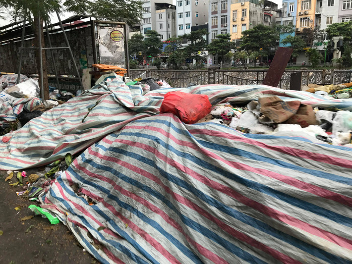 Người dân phải quây bạt kín lại để giảm tải ô nhiễm, mùi do rác thải bốc lên. 