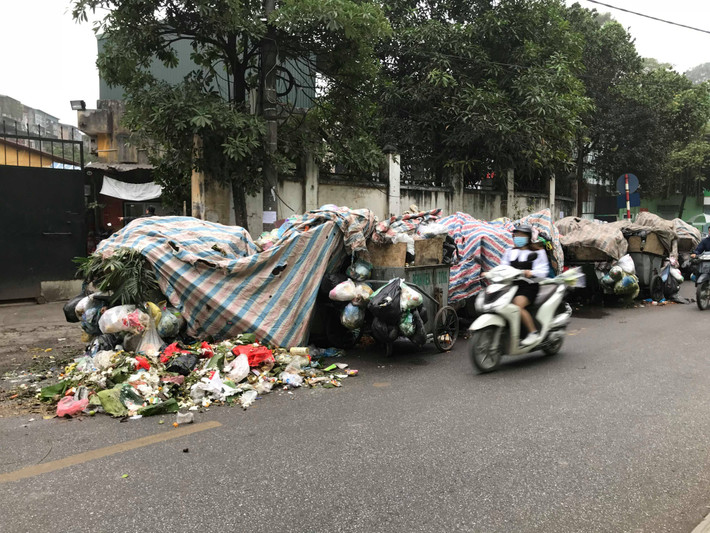 Trước đó người dân các xã Nam Sơn, Bắc Sơn và Hồng Kỳ (huyện Sóc Sơn) tập trung tại 2 con đường dẫn vào Trung tâm xử lý chất thải rắn Nam Sơn. Người dân dựng lán chặn các xe rác không cho đổ rác vào bãi xử lý khiến cho Hà Nội xảy ra tình trạng rác thải ùn ứ nghiêm trọng. Rác thải tràn ngập TP.Hà Nội sau nhiều ngày người dân chặn lối vào bãi rác Nam Sơn. 