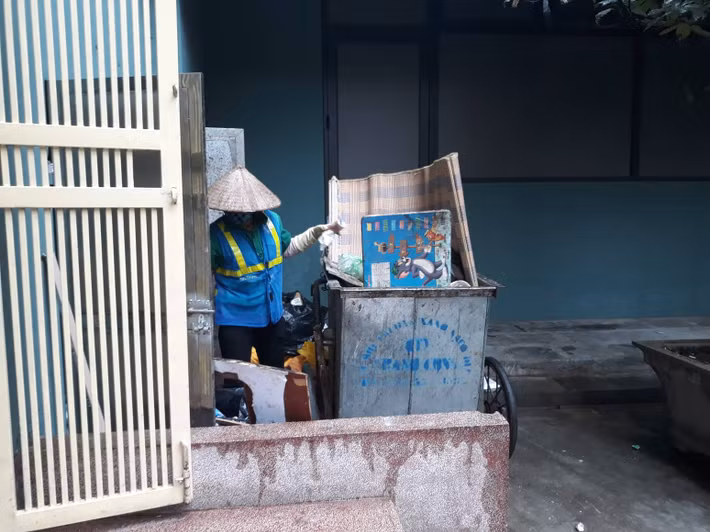 Hầu như tất cả các công nhân vệ sinh môi trường đều phải tăng ca, làm việc xuyên đêm. Chị Nhung một công nhân chia sẻ: "Tôi làm từ chiều qua, làm xuyên đêm nhưng lượng rác tồn đọng quá nhiều còn khoảng gần chục xe nữa mới xong". 