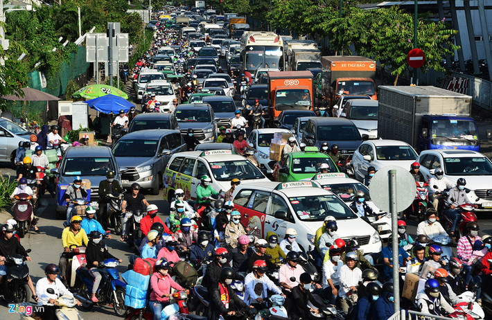Đường Bạch Đằng thời điểm giữa trưa và đầu giờ chiều bị ùn tắc kéo dài từ cổng sân bay đến giao với đường Hồng Hà. Ngoài taxi, ôtô các hãng công nghệ ra vào đón trả khách sân bay. Nhiều tài xế xe tải cũng lựa chọn tuyến đường này để vào trung tâm thành phố giao nhận hàng.