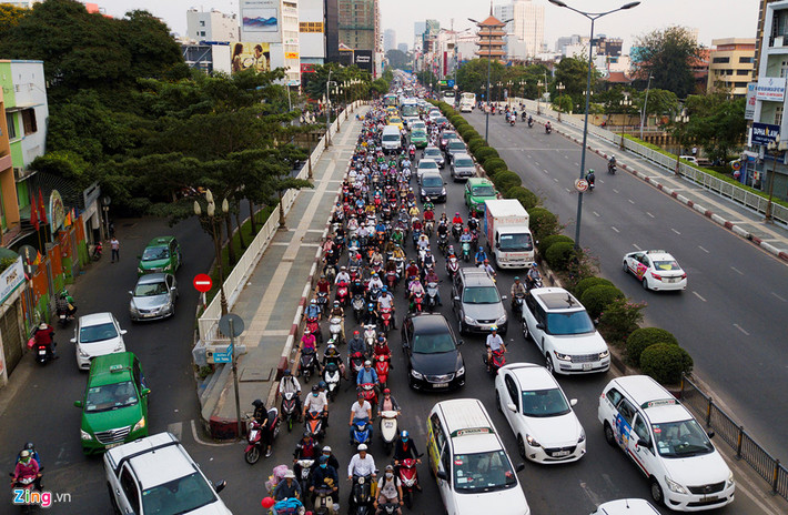 Đường Nam Kỳ Khởi Nghĩa và Nguyễn Văn Trỗi là hai tuyến đường chính từ trung tâm thành phố tới sân bay Tân Sơn Nhất và ngược lại. Buổi sáng, hướng vào trung tâm thành phố luôn đặc kín xe cộ. Buổi chiều hướng ngược lại cũng trong hoàn cảnh tương tự, nhất là khu vực cầu Công Lý.