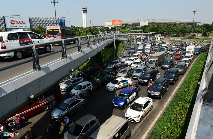 Từ những tuyến đường này, cùng dòng xe trên đường Phạm Văn Đồng hướng từ quận Thủ Đức về sân bay Tân Sơn Nhất khiến khu vực này đặc kín, tắc nghẽn trong những ngày qua.