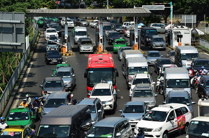 Tuyến đường bên trong sân bay cũng bị ùn tắc kéo dài khi hàng trăm phương tiện đưa đón khách ra vào phải xếp hàng dài khu vực các trạm thu phí do bên ngoài di chuyển khó khăn. Dự kiến từ ngày 20/1 đến 19/2 (15 tháng Chạp đến 15 tháng Giêng), Cảng hàng không quốc tế Tân Sơn Nhất sẽ phục vụ hơn 4 triệu lượt khách. Trung bình mỗi ngày có hơn 134.200 người đi và đến sân bay, tăng khoảng 17.500 lượt so với cùng kỳ năm ngoái.