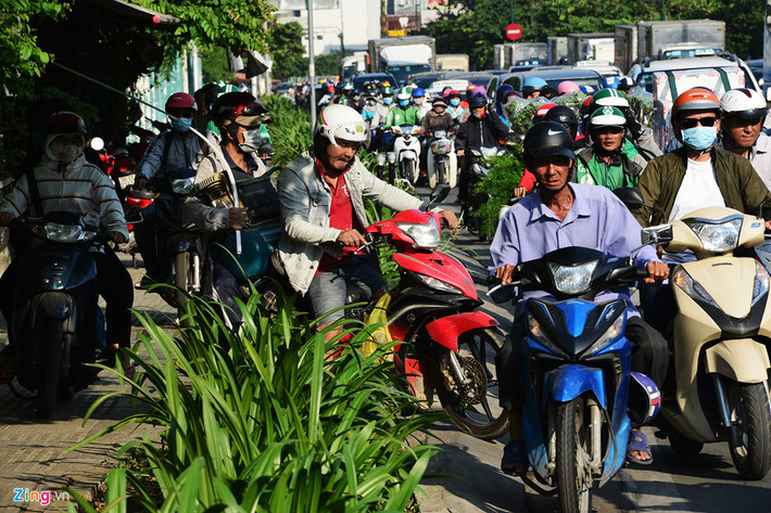 "Trong 3 ngày qua, tôi thấy lượng xe cộ lưu thông trên các tuyến đường ra vào sân bay dường như tăng đột biến, cả trong và ngoài giờ cao điểm. Nhiều người hối hả chở hàng hóa, số khác chạy xe máy vội vã len lỏi giữa những hàng dài ôtô đến ngẹt thở", ông Toàn, bảo vệ một cửa hàng khu vực này cho hay.