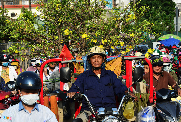 Thời điểm những ngày cận Tết Nguyên đán, các phương tiện vận chuyển hàng hóa như xe tài, ba gác, xe máy hoạt động nhiều khiến đường phố trở nên đông đúc nhiều lần.