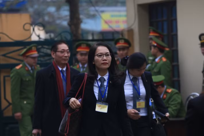 Các bị can khác gồm: Trương Quý Dương (cựu GĐ BV Đa khoa tỉnh Hòa Bình), Hoàng Đình Khiếu (Cựu PGĐ BV Đa khoa tỉnh Hòa Bình), Trần Văn Thắng (Cựu Trưởng phòng vật tư), Trần Văn Sơn (Cán bộ phòng vật tư) và ông Đỗ Anh Tuấn, GĐ Công ty CP Dược phẩm Thiên Sơn,cùng bị truy tố về tội “Thiếu trách nhiệm gây hậu quả nghiêm trọng”, có khung hình phạt từ 3 đến 12 năm tù.