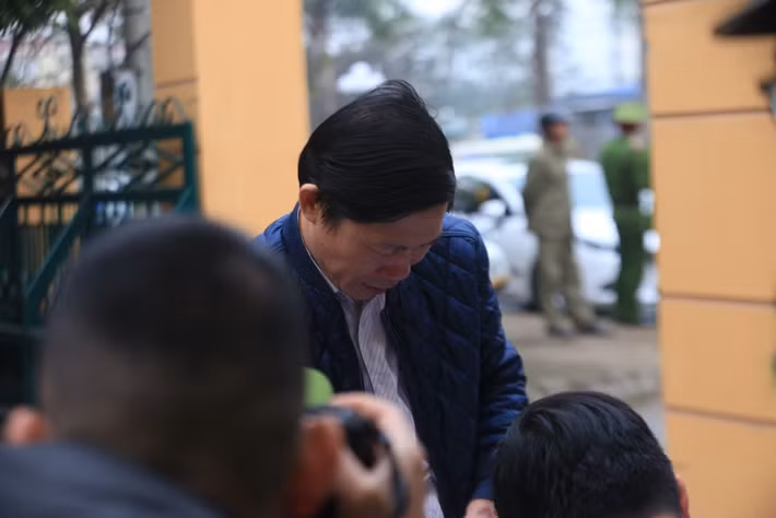 Hình ảnh ông Hoàng Đình Khiếu đang làm thủ tục.