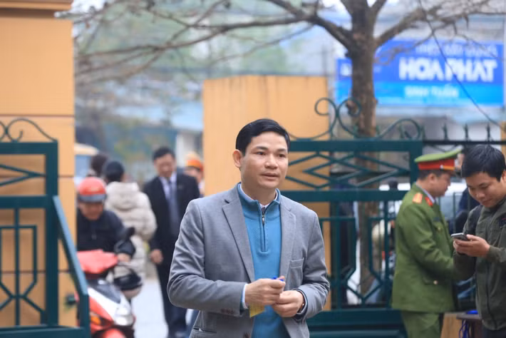 Ông Hoàng Công Tình cũng có mặt tại tòa.