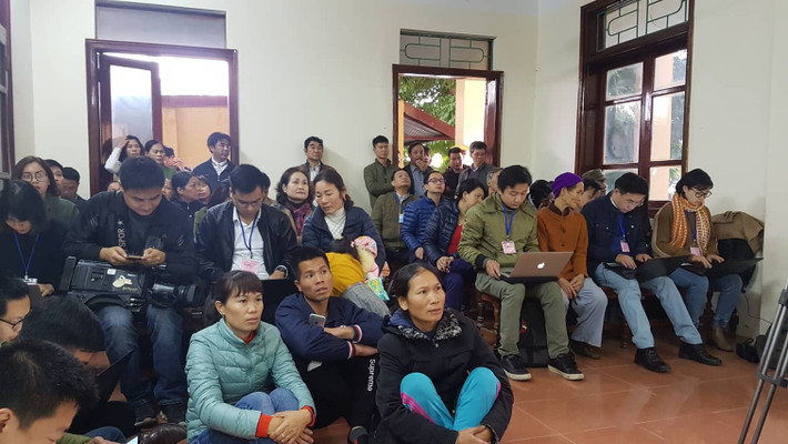 Nhiều người dân và các cơ quan thông tấn báo chí theo dõi phiên tòa