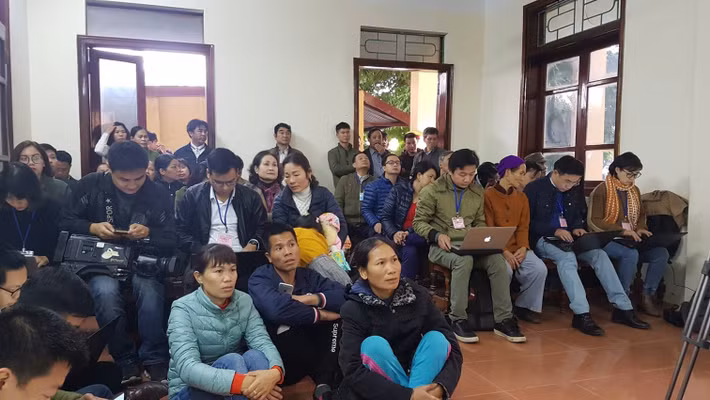 Nhiều người dân và các cơ quan thông tấn báo chí theo dõi phiên tòa