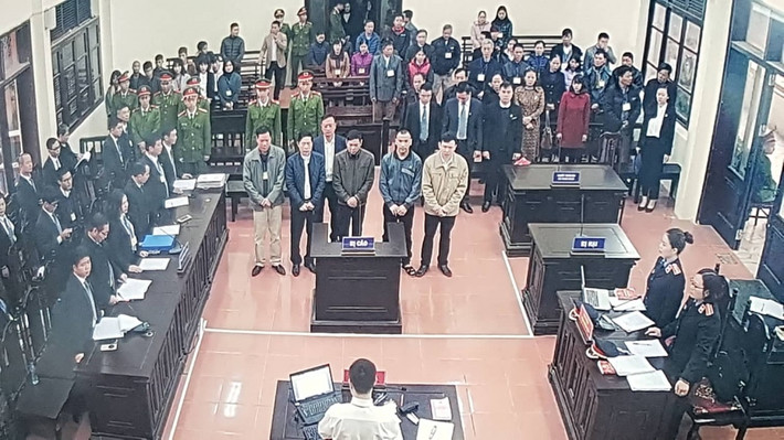 Hiện tại đang "điểm danh"những người tham gia tố tung tại phiên tòa.