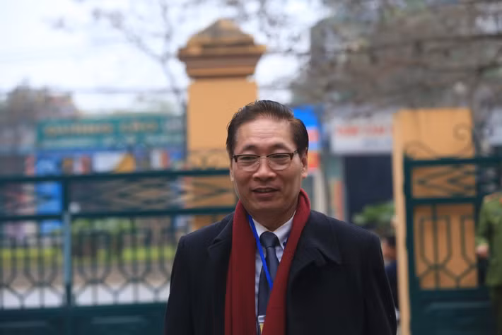 Các LS bào chữa cho bị cáo Hoàng Công Lương. Như vậy, so với cáo trạng trước đó, bản cáo trạng lần này đã đổi tội danh củaBS Hoàng Công Lương từ “Thiếu trách nhiệm gây hậu quả nghiêm trọng” sang “Vô ý làm chết người”. Ngoài ra, có 4 bị can đã bị khởi tố, truy tố thêm so với phiên tòa sơ thẩm lần thứ nhất vào hồi tháng 5/2018.