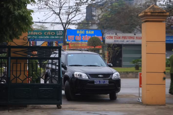 Gần 8h xe của đại diện VKND tỉnh Hòa Bình tiến vào sân tòa. Tại phiên tòa xét xử sơ thẩm vụ án chạy thận khiến 9 người tử vong ở Hòa Bình sáng nay có đông người dân theo dõi và các báo đài tới đưa tin.