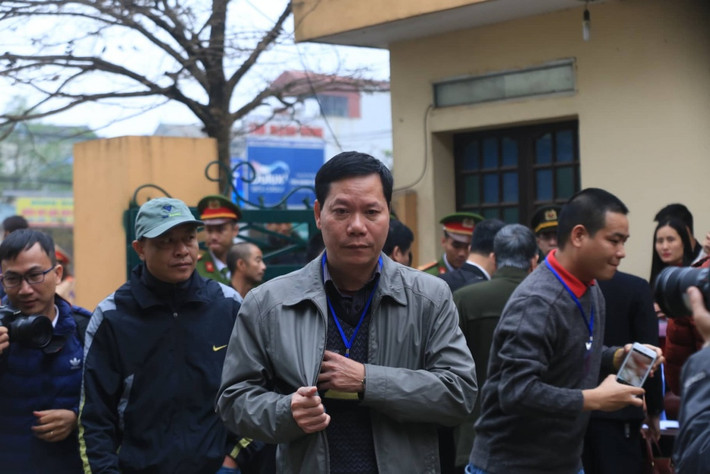 Ông Trương Qúy Dương sau khi làm thủ tục đã nhanh chân bước vào phòng xử án. Liên quan đến vụ chạy thận khiến 9 người tử vong ở Hòa Bình,vào ngày 7/12/2018 VKSND tỉnh Hòa Bình đã tống đạt bản cáo trạng truy tố 7 bị can trong vụ án. Theo đó, BS Hoàng Công Lương và can Bùi Mạnh Quốc, GĐ Công ty TNHH Xử lý nước Trâm Anh cùng bị truy tố về tội “Vô ý làm chết người” có khung hình phạt từ 3 đến 10 năm tù.