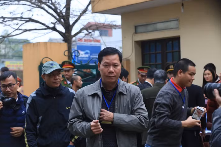 Ông Trương Qúy Dương sau khi làm thủ tục đã nhanh chân bước vào phòng xử án. Liên quan đến vụ chạy thận khiến 9 người tử vong ở Hòa Bình,vào ngày 7/12/2018 VKSND tỉnh Hòa Bình đã tống đạt bản cáo trạng truy tố 7 bị can trong vụ án. Theo đó, BS Hoàng Công Lương và can Bùi Mạnh Quốc, GĐ Công ty TNHH Xử lý nước Trâm Anh cùng bị truy tố về tội “Vô ý làm chết người” có khung hình phạt từ 3 đến 10 năm tù.