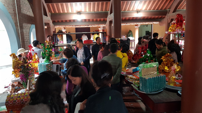 Đa phần nhiều người đến đền đều không biết khấn, vì vậy dù BQL đã khuyến cáo du khách nhưng dịch vụ khấn thuê vẫn nở rộ. (Ảnh: Trọng Nghĩa)